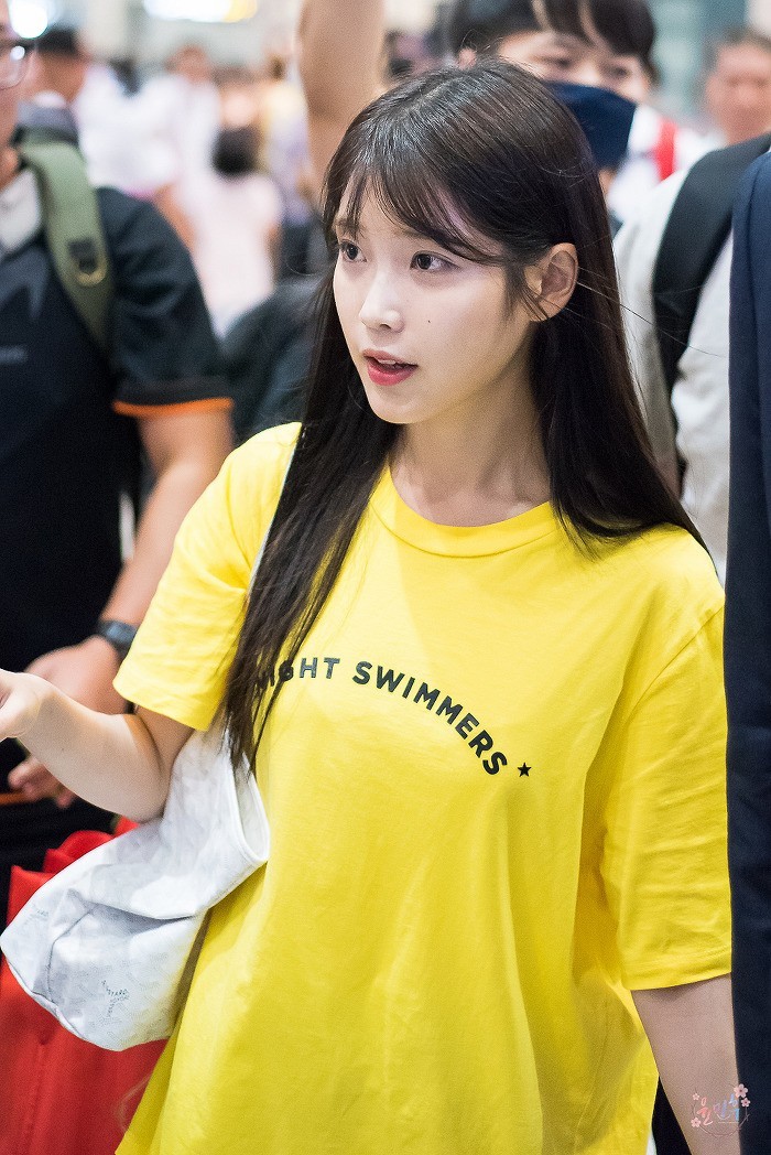 노랑 노랑한 아이유 인천공항 입국사진. png | 인스티즈