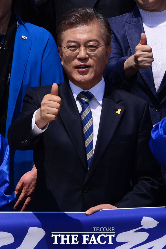 오늘 거수경례 하는 문재인과 지지자들.JPG | 인스티즈