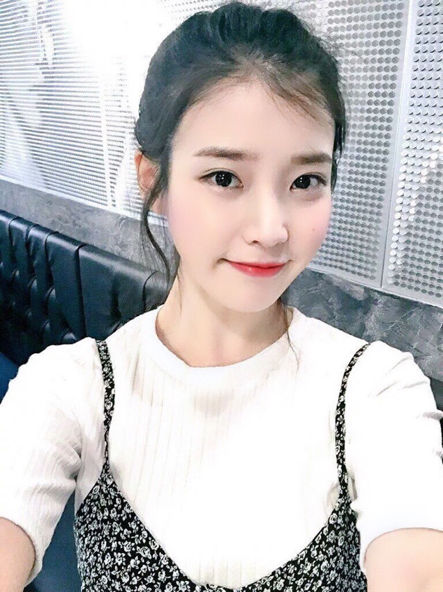 이뻐 죽겠는 아이유 | 인스티즈