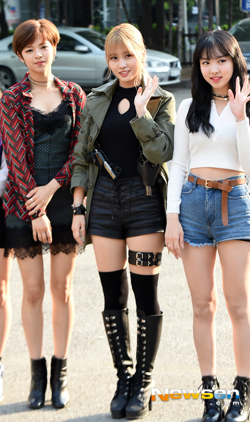뮤비의상 입고 출근한 트와이스 | 인스티즈