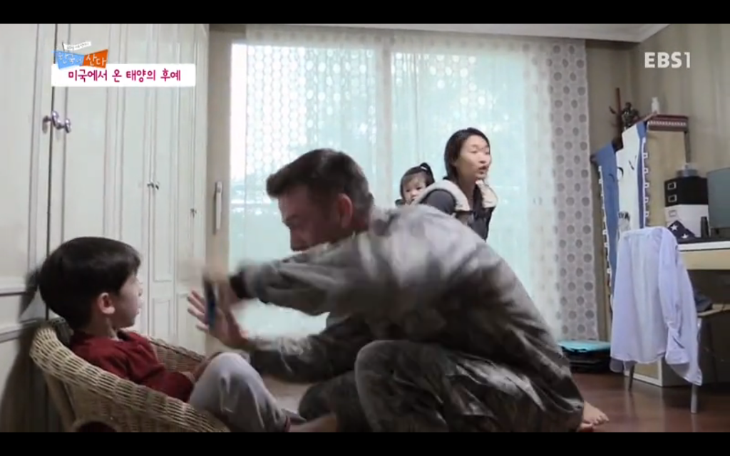 서양남자들은 군대를 안가서 위계질서를 모르니까 여자처럼 살림하는거야 | 인스티즈