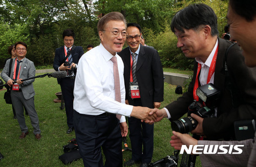 문재인 대통령 - 출근 이틀째 청와대 사진 모음.jpg | 인스티즈