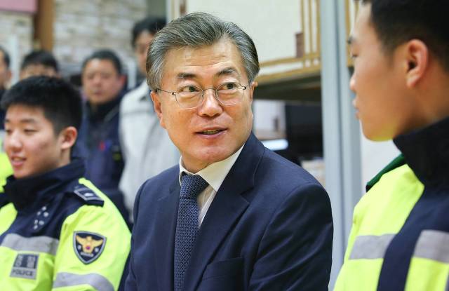 문재인, 오늘 촛불집회 참석에 앞서 의경대원 위로와 격려 | 인스티즈