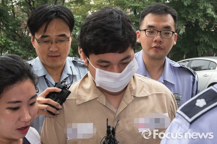 경찰에 체포되서 수갑차고 끌려가는 이희진 | 인스티즈