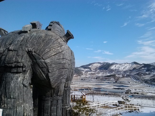 전북 장수군 어느 목장위에 서있는 거대한 트로이 목마의 위엄 | 인스티즈