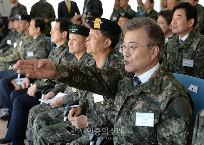 화력격멸훈련 참관하는 문재인 | 인스티즈
