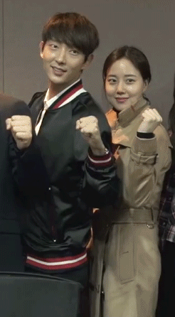 대본 리딩하는 문채원.gif | 인스티즈