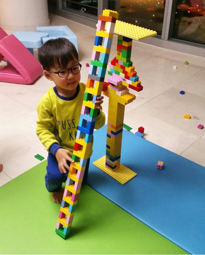 레고놀이하는 대한이 | 인스티즈