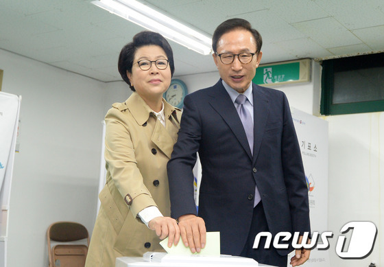 투표하는 이명박 | 인스티즈