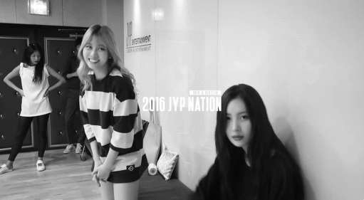 [트와이스] 흉내내는 선미에 부끄러워하는 모모 | 인스티즈