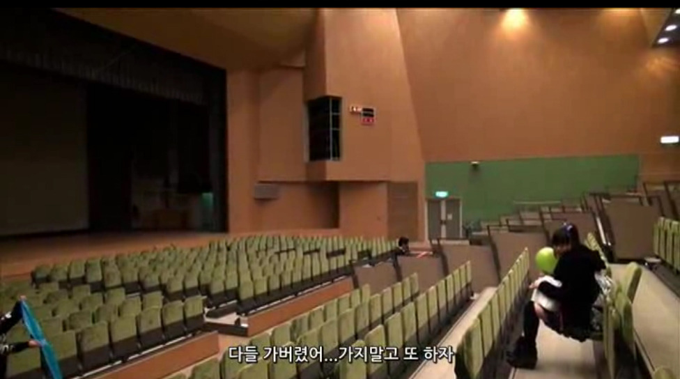 같은 그룹에서 같이 활동하는 멤버를 덕질할 때 일어나는 일.jpg | 인스티즈