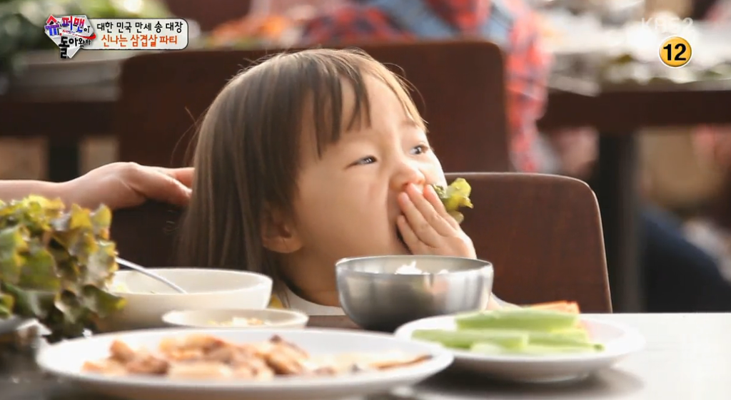 [슈돌] 쌈싸먹는 송일국 따라하는 여자아이 짱귀 ....jpg | 인스티즈