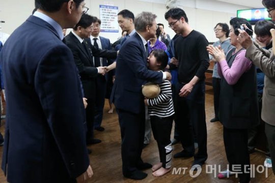 거제 크레인 사고 유족들을 위로하는 문재인 | 인스티즈