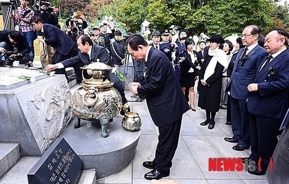 박정희 추도식에 여러번 참석한 박근혜와 은지원 | 인스티즈