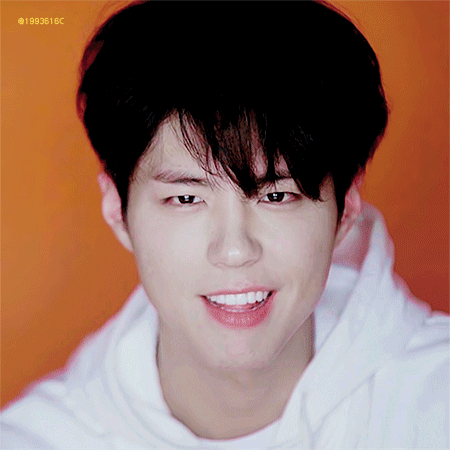 자기가 찍은 광고 사진 가져가는 박보검.gif | 인스티즈