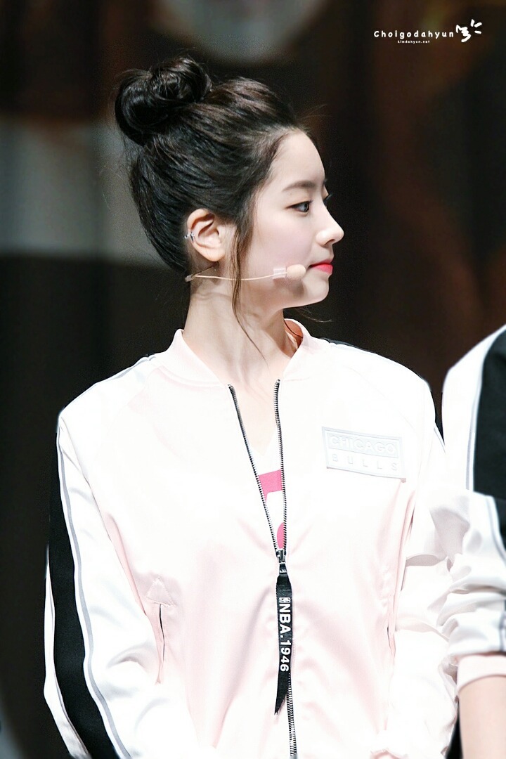 [트와이스] 찹쌀떡을 볼에 붙이고 다니는 다현이 | 인스티즈