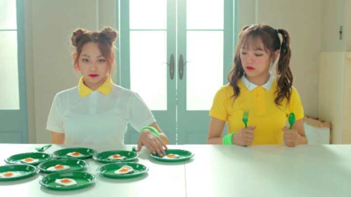마지막 뮤비에서도 먹는 미나 | 인스티즈
