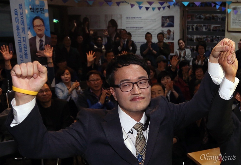 국회에서 자는 거지 국회의원.jpg | 인스티즈