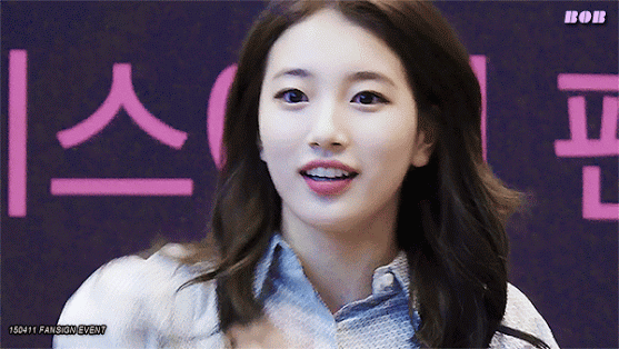 사인회에서 아이컨택 해주는 수지.gif | 인스티즈