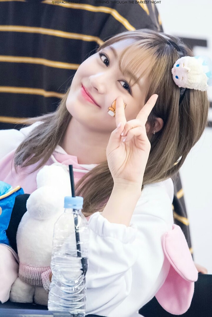 [트와이스] 지효:(폴짝)(줍줍)다혀나 이거 떨어져써... | 인스티즈