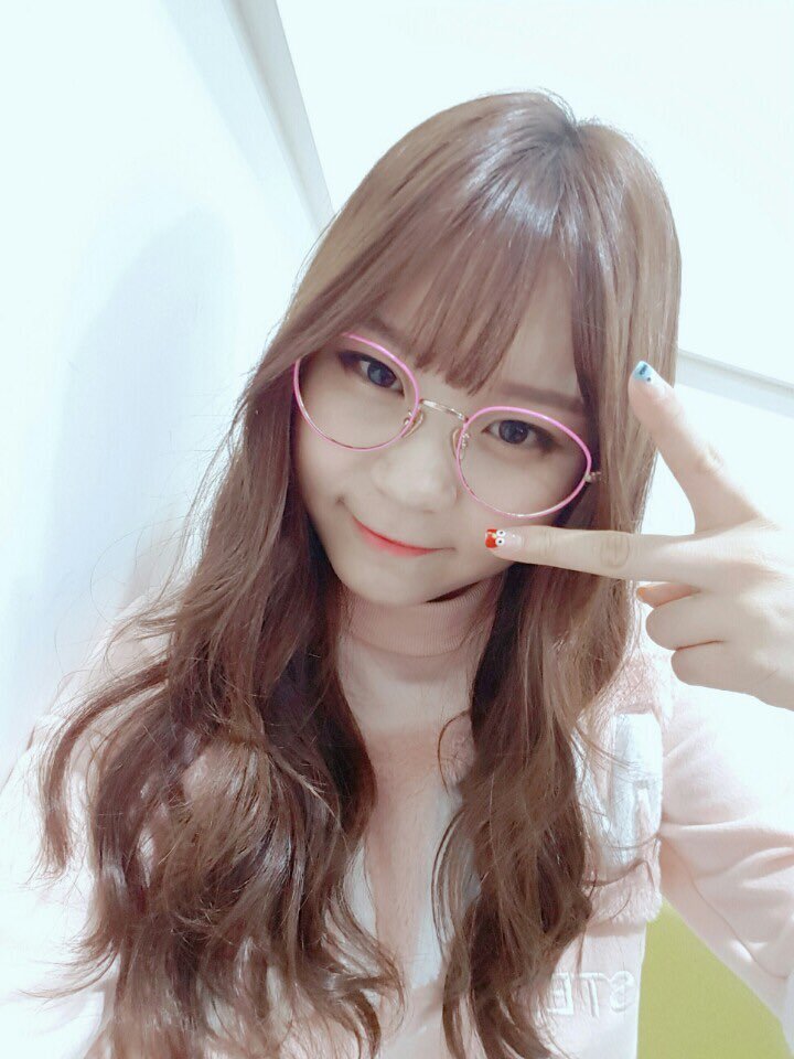 2017년 첫 여자친구 엄지 | 인스티즈