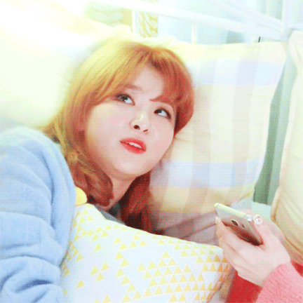 침대에 누워있는 슬기.gif | 인스티즈