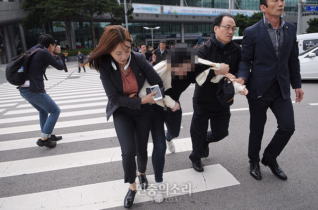 박근혜 대통령이 계란을 맞는다면? (민주주의는 퇴보하고 있다) | 인스티즈