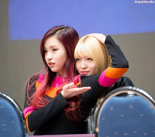 트와이스 미나 이 표정 뭔가 재밌어보여 | 인스티즈