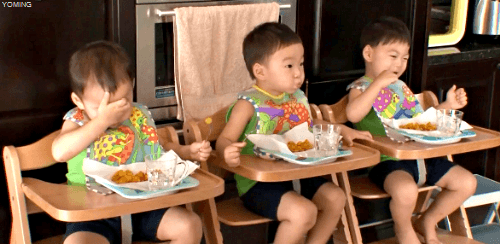 아기식탁으로 보는 1년 사이 엄청 커진 삼둥이.gif | 인스티즈