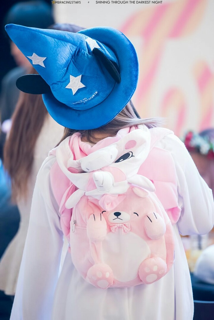 [트와이스] 지효:(폴짝)(줍줍)다혀나 이거 떨어져써... | 인스티즈