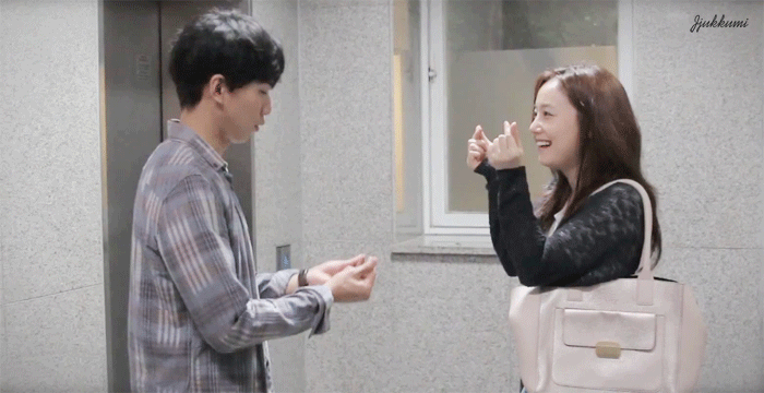 이승기한테 손하트 가르쳐주는 문채원.gif | 인스티즈
