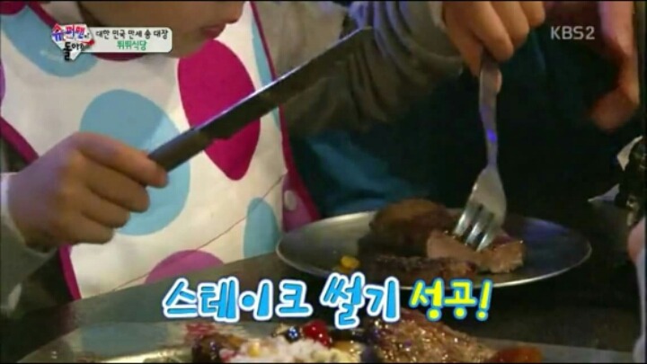 [슈퍼맨이돌아왔다] 만세에게 스테이크 양보하는 대한이.jpg | 인스티즈