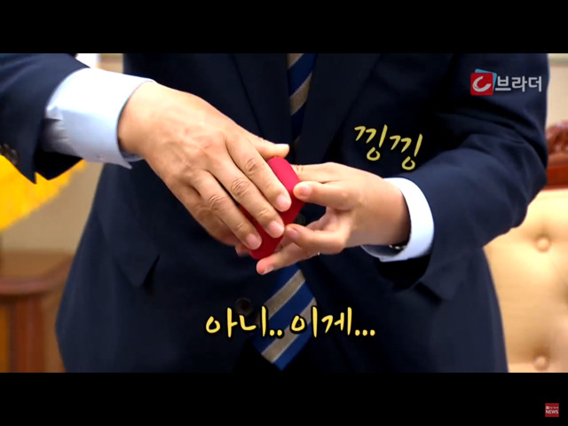 교황에게 묵주 선물 받은 문재인 대통령 (영상) | 인스티즈