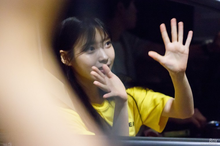 노랑 노랑한 아이유 인천공항 입국사진. png | 인스티즈