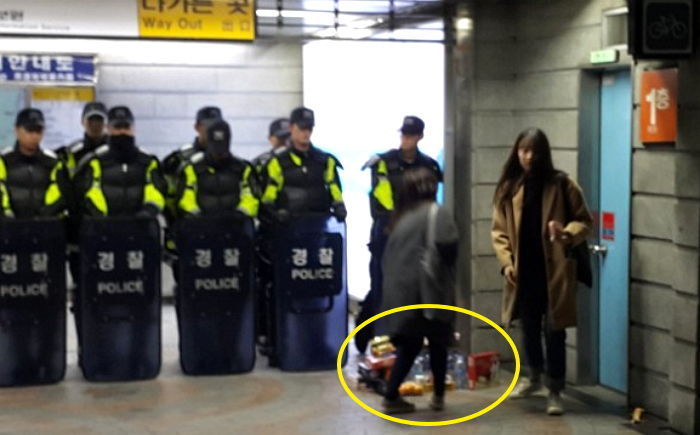 고생하는 의경 위해 간식 놓고가는 시민들 | 인스티즈