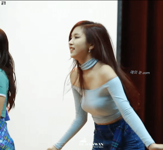 의상이 ㄷㄷ한 트와이스 미나.gif | 인스티즈