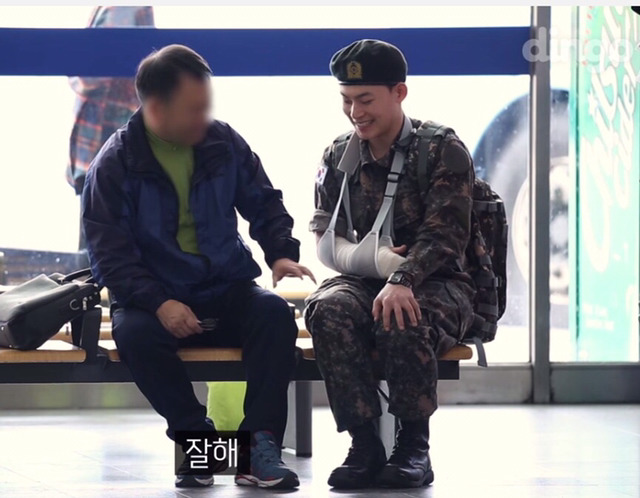 팔다친 군인이 전투화를 묶어달라고 부탁한다면? | 인스티즈