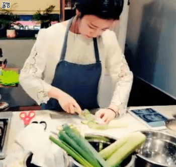음식 만들어 먹는 에이핑크 초롱 보미.gif | 인스티즈