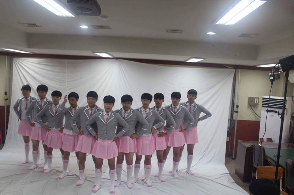 누군가가 한해의 이슈를 묻거든 고개를 들어 의정부고 졸업앨범을 보게하라 | 인스티즈