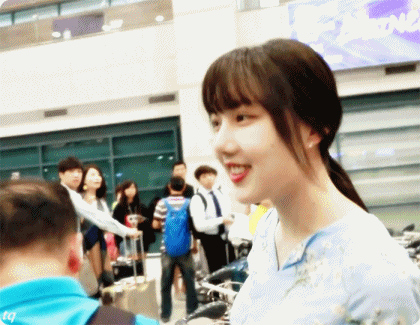 백팩으로 한대맞는 여자친구 예린.gif | 인스티즈