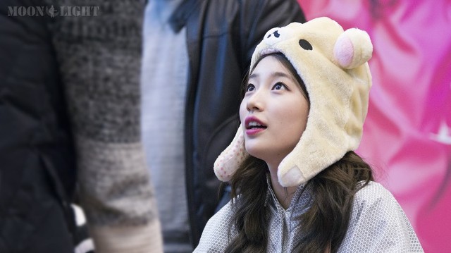 사인회에서 아이컨택 해주는 수지.gif | 인스티즈