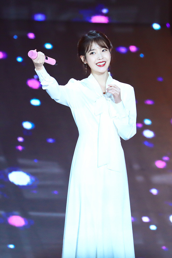 대상기념 골든디스크 아이유.jpg | 인스티즈