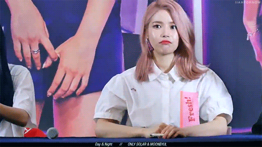 악수 무시당한 솔라.gif | 인스티즈