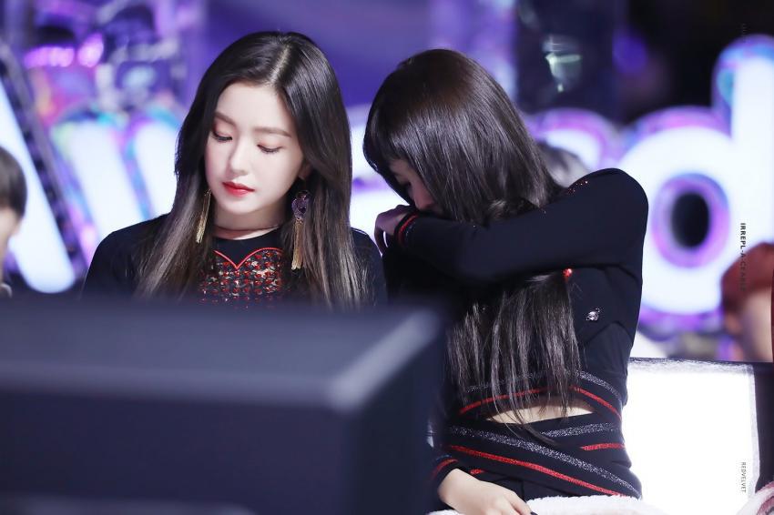 시상식에서 미모 폭격하고 다니는 아이린.jpg | 인스티즈
