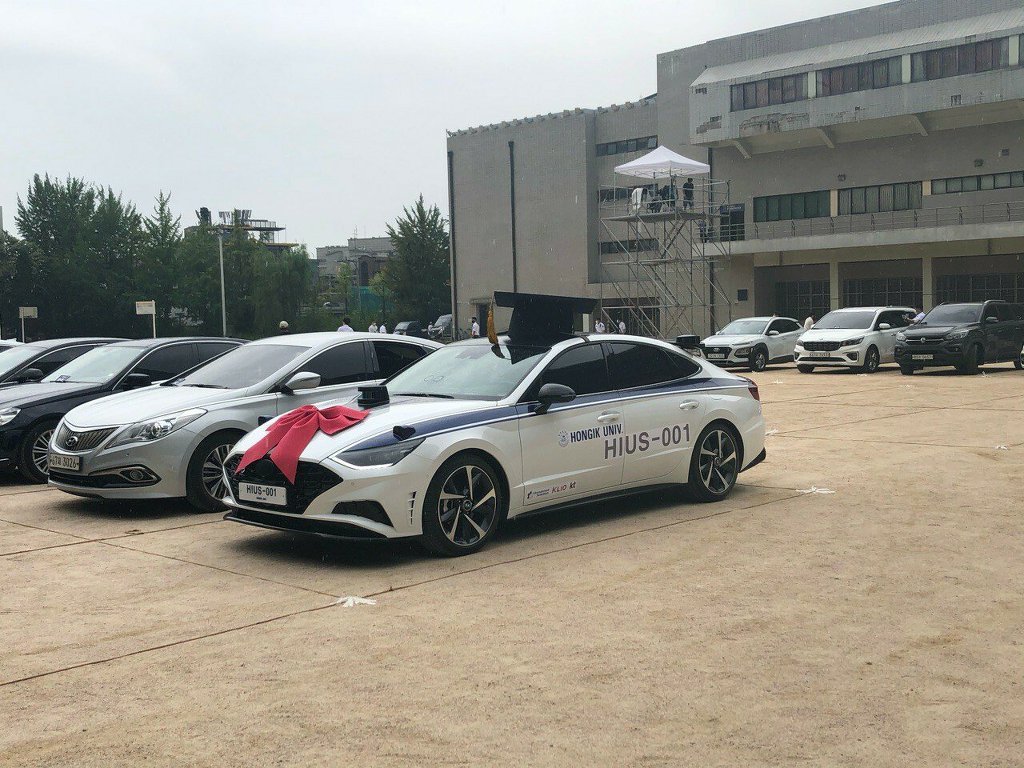 [홍익대] 졸업장 직접 갖다주시는 총장님.jpg | 인스티즈