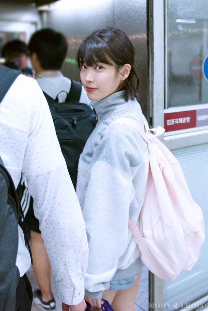 아이유 2017년 대학생룩 모음.jpg | 인스티즈