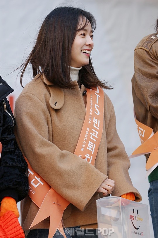 오늘자 명동 JTS 모금캠페인에 참석한 한지민.jpg | 인스티즈