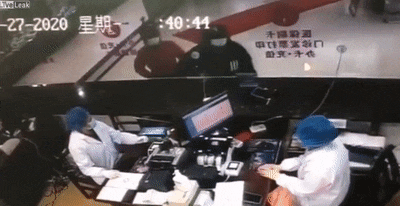 더는 약이 없다는 얘기를 듣고 간호사들에게 기침하는 중국인 | 인스티즈