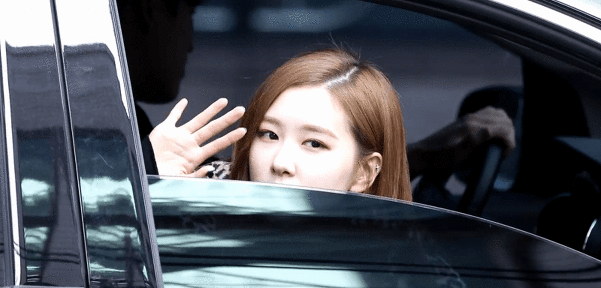 퇴근길 팬들에게 수줍게 대답하는 블랙핑크 로제.gif | 인스티즈