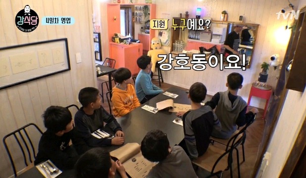 씨름 후배들이 와서 신난 강호동 | 인스티즈